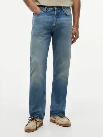 Avslappet, rett jeans