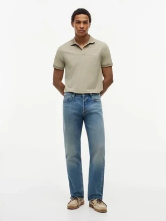 Avslappet, rett jeans