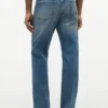 Avslappet, rett jeans