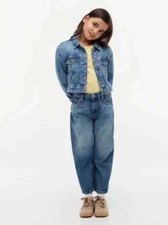 Barnas denimjakke med brodert stjerne Barnas denimjakke med brodert stjerne