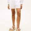 Barneshorts med broderi og hull Barneshorts med broderi og hull
