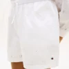 Barneshorts med broderi og hull Barneshorts med broderi og hull