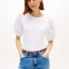 Broderte eyelets-top i blandet materiale
