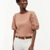 Broderte eyelets-top i blandet materiale