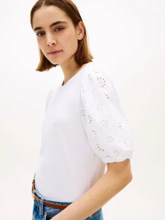 Broderte eyelets-top i blandet materiale