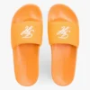 Broderte Pool-sandaler med skriftmonogram