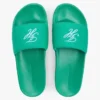 Broderte Pool-sandaler med skriftmonogram