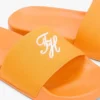 Broderte Pool-sandaler med skriftmonogram