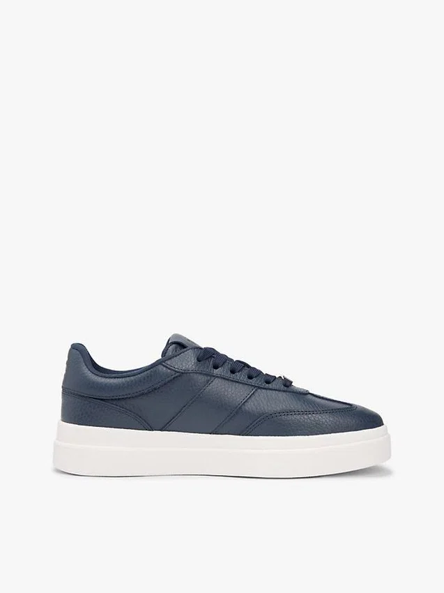 Court-sneaker i kornet skinn Court-sneaker i kornet skinn