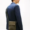 Crossbody-veske i semsket skinn