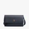 Crossbody-veske med klaff og pebble-finish