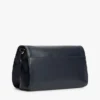 Crossbody-veske med klaff og pebble-finish