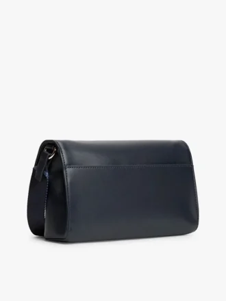 Crossbody-veske med klaff og pebble-finish