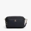 Crossbody-veske med preget monogram over hele overflaten