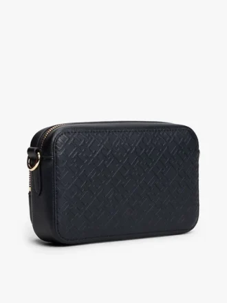 Crossbody-veske med preget monogram over hele overflaten