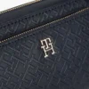 Crossbody-veske med preget monogram over hele overflaten