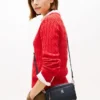 Crossbody-veske med preget monogram over hele overflaten