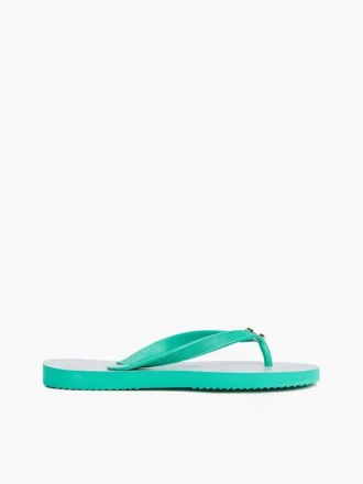 Flip-flops med metallbeslag og monogramtrykk