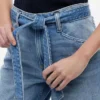 Jeans med høy midje, bredt ben og belte