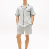 Kortærmet skjorte og shorts-sovesett