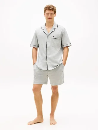 Kortærmet skjorte og shorts-sovesett