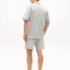 Kortærmet skjorte og shorts-sovesett