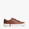 Metallisk logo, pebbled court-sneaker