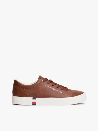 Metallisk logo, pebbled court-sneaker Metallisk logo, pebbled court-sneaker