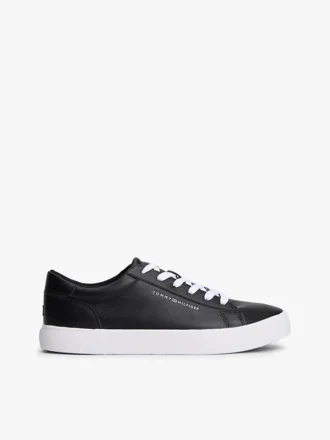 Metallisk logo, pebbled court-sneaker