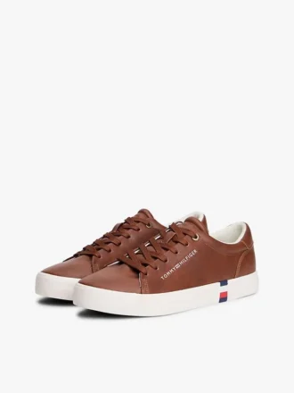 Metallisk logo, pebbled court-sneaker Metallisk logo, pebbled court-sneaker