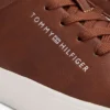 Metallisk logo, pebbled court-sneaker
