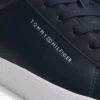 Metallisk logo, pebbled court-sneaker