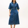 Midi-kjole i denim med belte