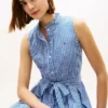 Midi-kjole i gingham-seersucker med belte