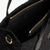 Mini-veske i nylon med monogram og synlige sømmer
