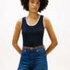 Ribbet tank-top med V-hals
