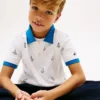 Stretch-polo med nautisk logo over hele for barn