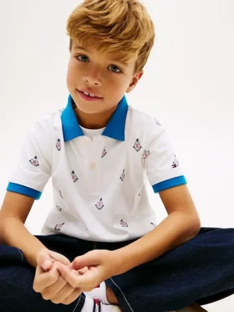 Stretch-polo med nautisk logo over hele for barn