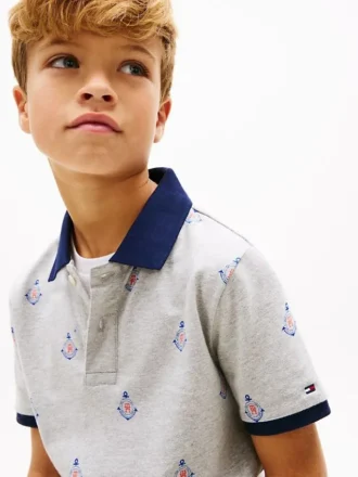 Stretch-polo med nautisk logo over hele for barn