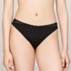Strikkede bikinitruser med blonder Strikkede bikinitruser med blonder