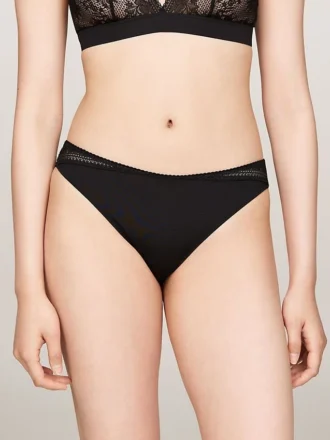 Strikkede bikinitruser med blonder