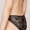 Strikkede bikinitruser med blonder Strikkede bikinitruser med blonder