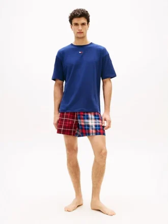 T-skjorte og vevde shorts