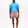 T-skjorte og vevde shorts