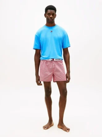 T-skjorte og vevde shorts