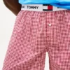 T-skjorte og vevde shorts