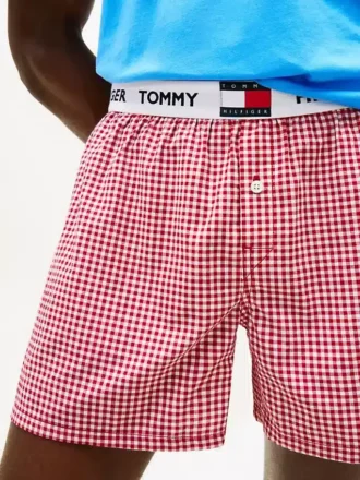 T-skjorte og vevde shorts