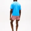 T-skjorte og vevde shorts
