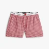 T-skjorte og vevde shorts