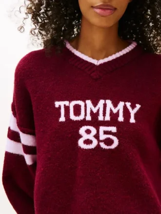Tommy Jeans 85 Varsity genser med V-hals